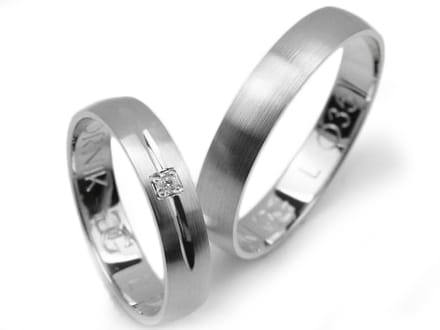 Obrączki ślubne z białego złota półokrągłe z cyrkonią 4mm Lovely L035-b