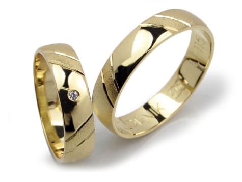 Obrączki ślubne z żółtego złota półokrągłe z cyrkonią 5mm Lovely L115
