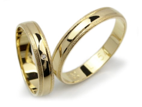 Przejdź do produktu Obrączki ślubne z żółtego złota półokrągłe z cyrkonią 4mm Lux L154