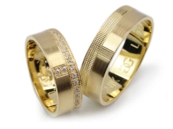 Obrączki ślubne z żółtego złota 333 płaskie z cyrkoniami 6mm Lovely L022-333