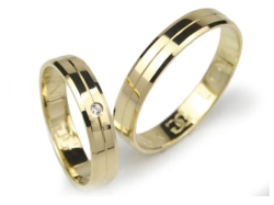 Obrączki ślubne z żółtego złota 333 płaskie z cyrkonią 4mm Lovely  L034-333