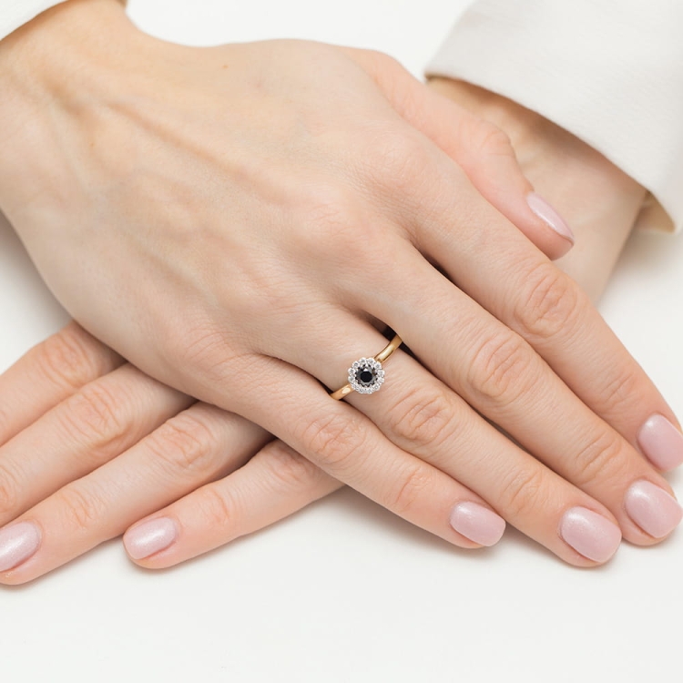 Pierścionek zaręczynowy z żółtego złota czarnym diamentem i diamentami 0,10ct Fire Of Love