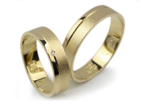 Przejdź do produktu Obrączki ślubne z żółtego złota 333 płaskie z cyrkonią 5mm Lux L041