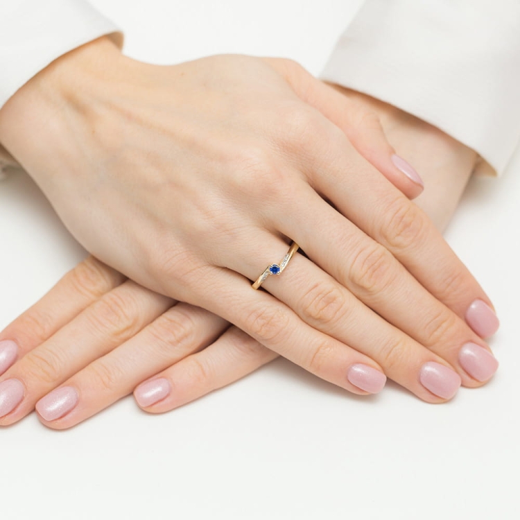 Pierścionek zaręczynowy z żółtego złota z szafirem i diamentami 0,04ct Fire Of Love