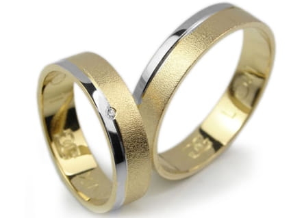 Obrączki ślubne z żółtego i rodowanego złota 333 płaskie z cyrkonią 5mm Lovely L041-333