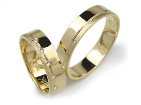 Obrączki ślubne z żółtego złota 333 płaskie z cyrkoniami 5mm Lovely L043-333