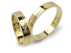 Obrączki ślubne z żółtego złota 333 płaskie z cyrkonią 4mm Lovely L044-333
