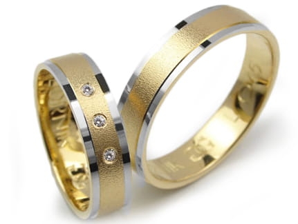 Przejdź do produktu Obrączki ślubne z żółtego złota 333 płaskie z cyrkoniami 5mm Lux L045