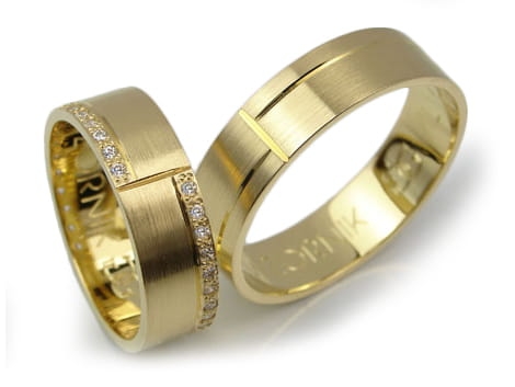 Obrączki ślubne z żółtego złota 333 płaskie z cyrkoniami 6mm Lovely L058-333