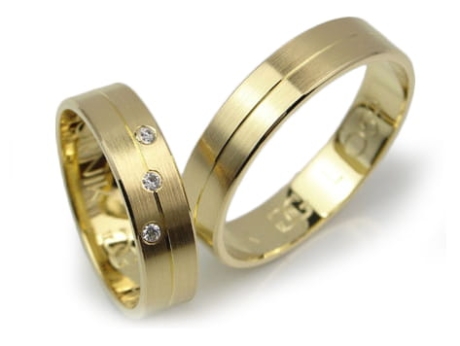 Przejdź do produktu Obrączki ślubne z żółtego złota 333 płaskie z cyrkoniami 5mm Lux L059