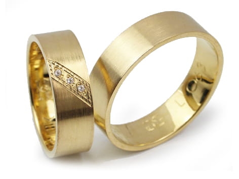 Obrączki ślubne z żółtego złota 333 płaskie z cyrkoniami 6mm Lovely L063-333