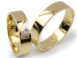 Obrączki ślubne z żółtego i rodowanego elementu złota 333 płaskie z cyrkonią 5mm Lovely L065-333