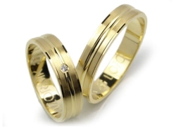 Obrączki ślubne z żółtego złota 333 płaskie z cyrkonią 4mm Lovely L070-333