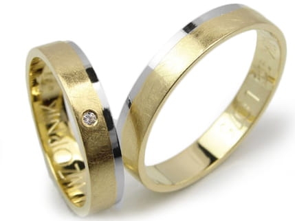 Obrączki ślubne z żółtego i rodowanego złota 333 płaskie z cyrkonią 4mm Lovely L075-333