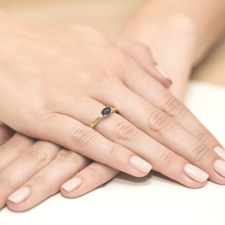 Pierścionek zaręczynowy z żółtego złota z szafirem i diamentami 0,03ct Fire Of Love