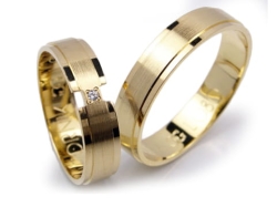 Obrączki ślubne z żółtego złota 333 płaskie z cyrkonią 5mm Lovely L080-333