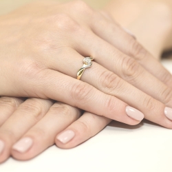 Pierścionek zaręczynowy z żółtego złota z brylantami 0,04ct Fire Of Love
