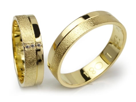 Obrączki ślubne z żółtego złota 333 płaskie z cyrkoniami 5mm Lovely L084-333