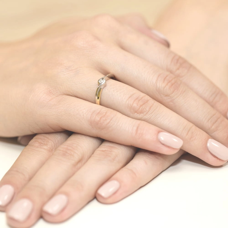 Pierścionek zaręczynowy z żółtego złota z diamentem 0,05ct Fire Of Love