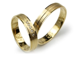 Obrączki ślubne z żółtego złota 333 płaskie z cyrkoniami 4mm Lovely  L085-333