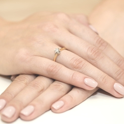 Pierścionek zaręczynowy z żółtego złota z brylantem 0,23ct Fire Of Love