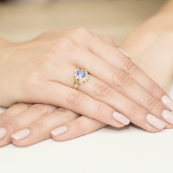 Pierścionek zaręczynowy z żółtego złota z tanzanitem i diamentami 0,30ct Fire Of Love