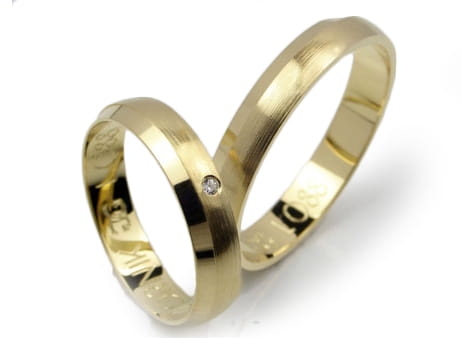 Obrączki ślubne z żółtego złota 333 półokrągłe z cyrkonią 4mm Lovely L088-333