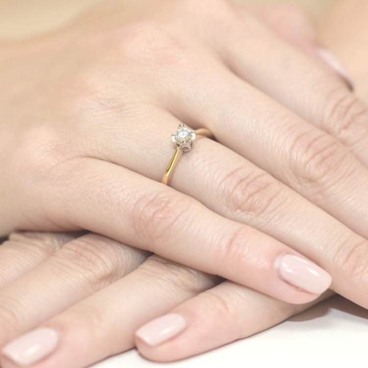Pierścionek zaręczynowy z żółtego złota z brylantem 0,10ct Fire Of Love