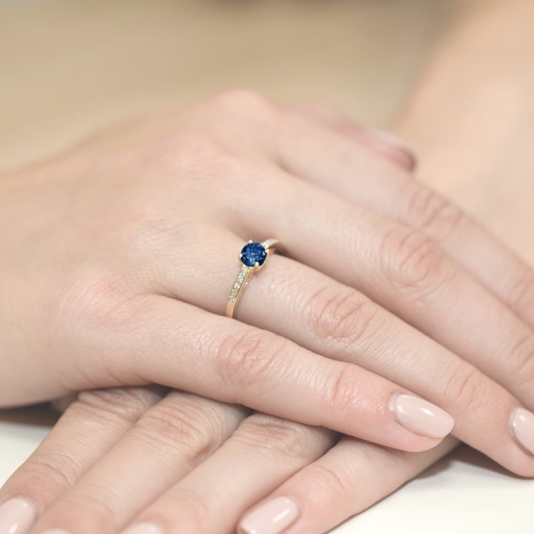 Pierścionek zaręczynowy z żółtego złota z szafirem i diamentami 0,05ct Fire Of Love