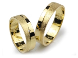 Obrączki ślubne z żółtego złota 333 płaskie z cyrkonią 5mm Lovely L093-333