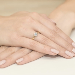 Pierścionek zaręczynowy z żółtego złota z topazem i diamentami 0,12ct Fire Of Love