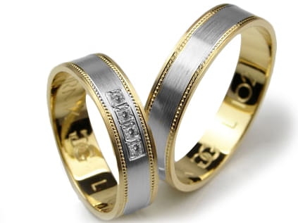 Przejdź do produktu Obrączki ślubne z żółtego złota 333 płaskie z cyrkoniami 5mm Lux L102