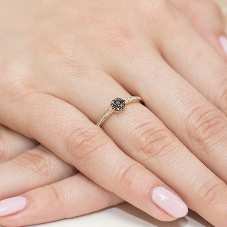 Pierścionek zaręczynowy z żółtego złota z czarnymi i białymi diamentami 0,02ct Fire Of Love