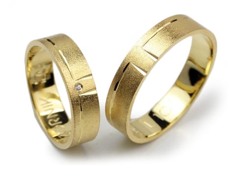 Obrączki ślubne z żółtego złota 333 płaskie z cyrkonią 5mm Lovely L107-333