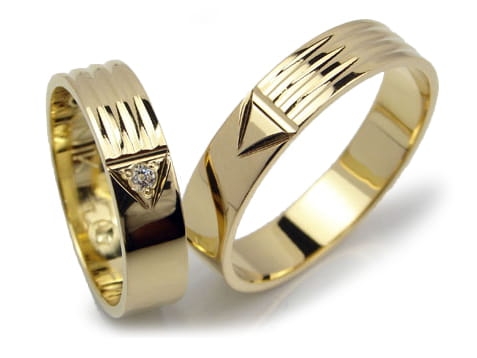 Obrączki ślubne z żółtego złota 333 płaskie z cyrkonią 5mm Lovely L114-333