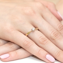 Pierścionek zaręczynowy z żółtego złota z brylantami 0,15ct Fire Of Love