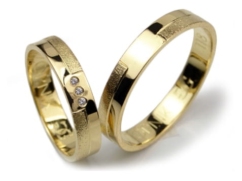 Obrączki ślubne z żółtego złota 333 płaskie z cyrkoniami 4mm Lovely L118-333