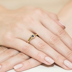 Pierścionek zaręczynowy z żółtego złota z szafirem i diamentami 0,09ct Fire Of Love