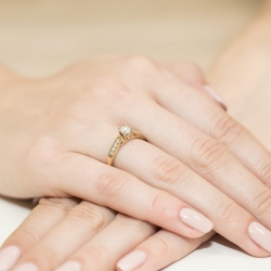 Pierścionek zaręczynowy z żółtego złota z diamentami 0,42ct Fire Of Love