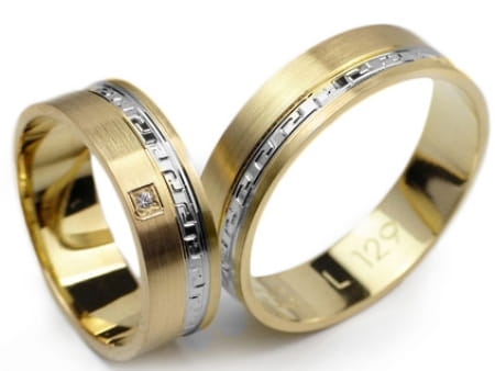 Obrączki ślubne z żółtego i rodowanego złota 333 płaskie z cyrkonią 6mm grecki wzór Lovely L129-333