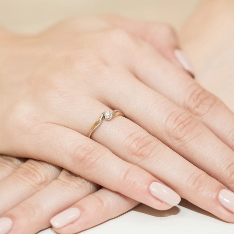 Pierścionek zaręczynowy z żółtego złota z diamentem 0,10ct Fire Of Love