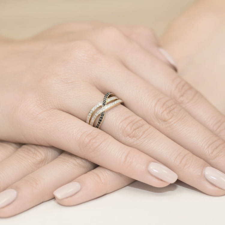 Pierścionek zaręczynowy z żółtego złota z czarnymi i białymi diamentami 0,18ct Fire Of Love