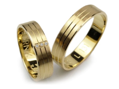 Przejdź do produktu Obrączki ślubne z żółtego złota 333 płaskie z cyrkoniami 5mm Lux L131