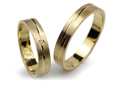 Obrączki ślubne z żółtego złota 333 płaskie z cyrkonią 4mm Lovely  L132-333