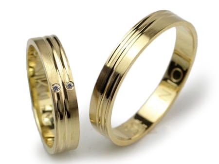 Przejdź do produktu Obrączki ślubne z żółtego złota 333 płaskie z cyrkoniami 4mm Lux L133