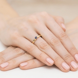 Pierścionek zaręczynowy z żółtego złota z szafirem Fire Of Love