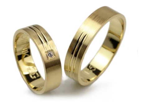 Przejdź do produktu Obrączki ślubne z żółtego złota 333 płaskie z cyrkonią 5mm Lux L135