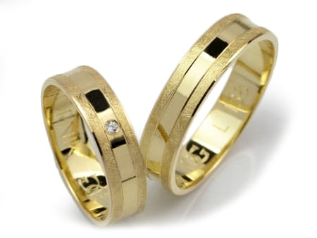 Przejdź do produktu Obrączki ślubne z żółtego złota 333 płaskie z cyrkonią 5mm Lux L138