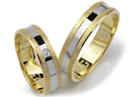 Obrączki ślubne z żółtego i rodowanego złota 333 płaskie z cyrkonią 5mm Lovely L138-333