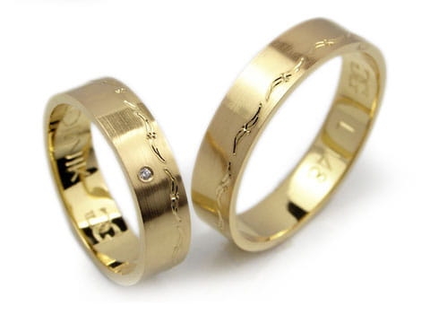 Obrączki ślubne z żółtego złota 333 płaskie z cyrkonią 5mm Lovely  L148-333